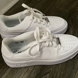 Nike AIR FORCE 1 SAGE LOW SNEAKER IN WHITE (NWT)